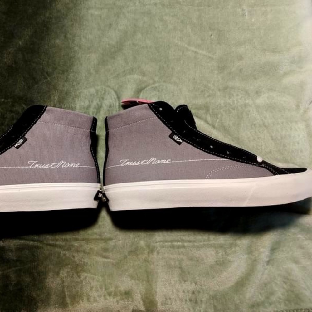 Straye hi land TRUST NOONE  hi tops